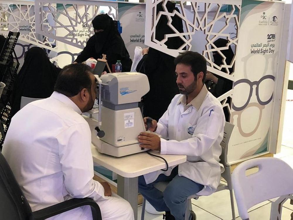 200 زائر يفحصون قاع العين بالشرقية