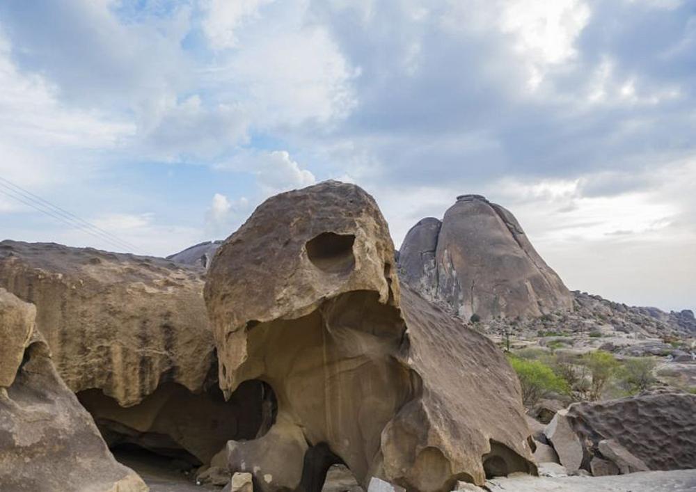 شاهد كهوف جبل شدا معالم أثرية عمرها 3 آلاف سنة