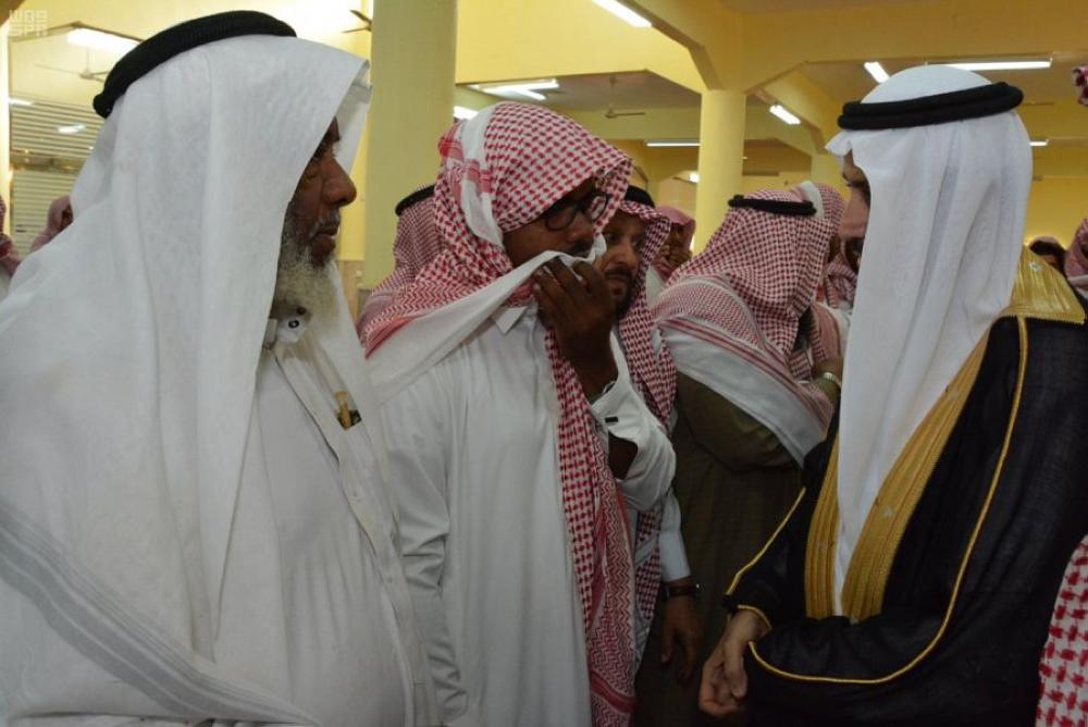 وكيل محافظة محايل ينقل تعازي القيادة لذوي الشهيد 