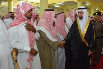 وكيل محافظة محايل ينقل تعازي القيادة لذوي الشهيد 