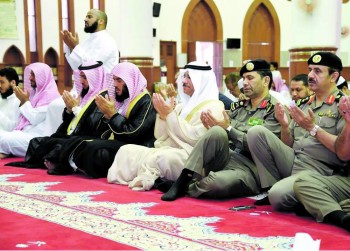 وكيل إمارة الشرقية يتقدم المصلين في صلاة الاستسقاء بالدمام
