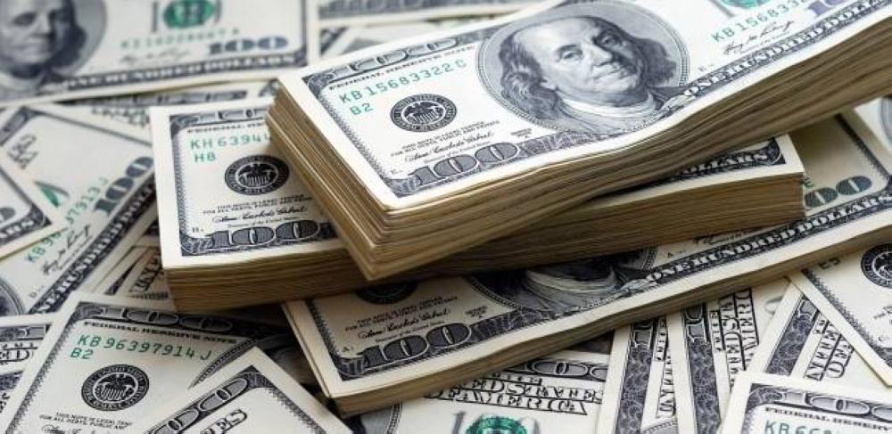 الدولار يلامس أعلى مستوى في عشرة أسابيع