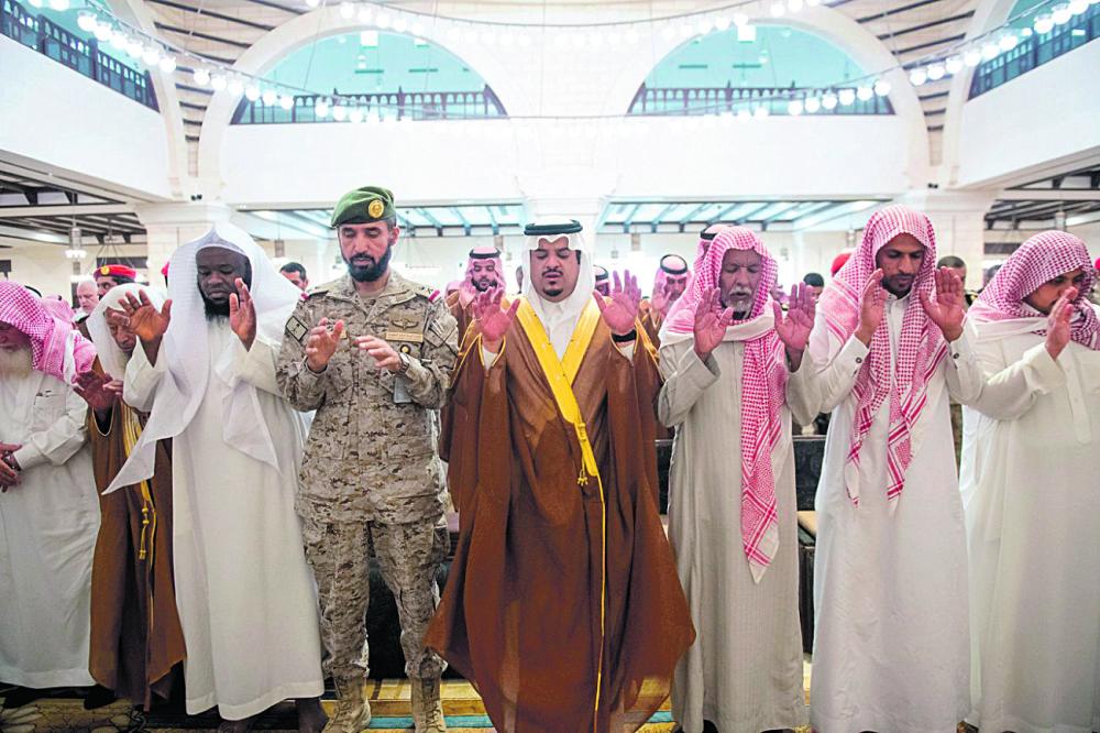 الأمير محمد بن عبدالرحمن يؤدي الصلاة على الشهيد العنزي