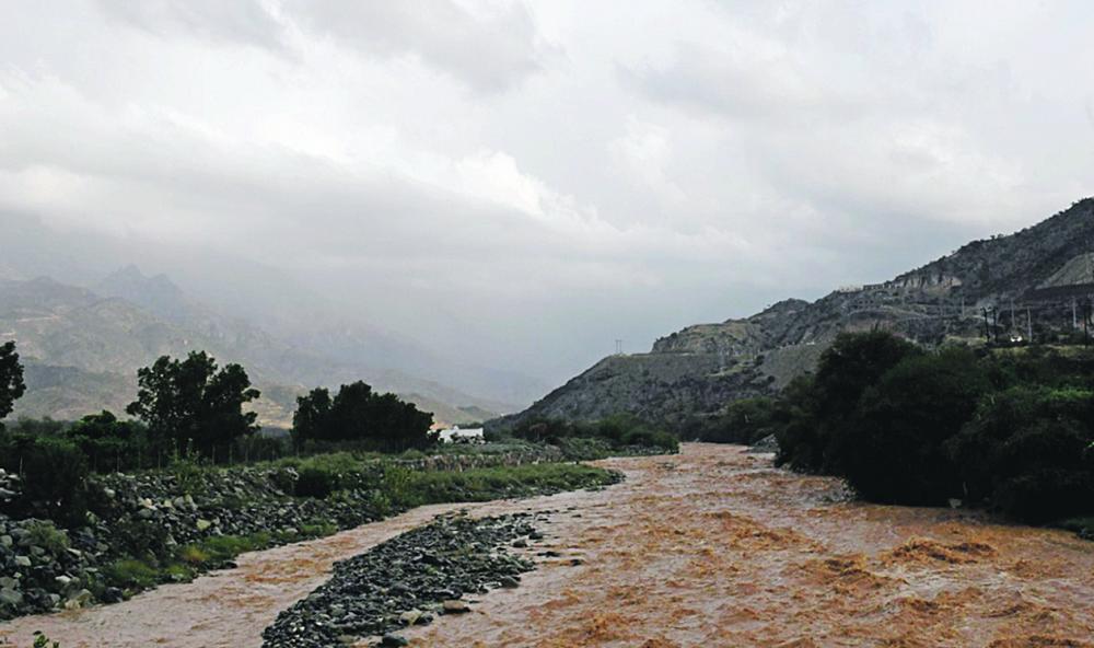 شمال عسير يتقاسم جمال الطبيعة وشلالات الأمطار