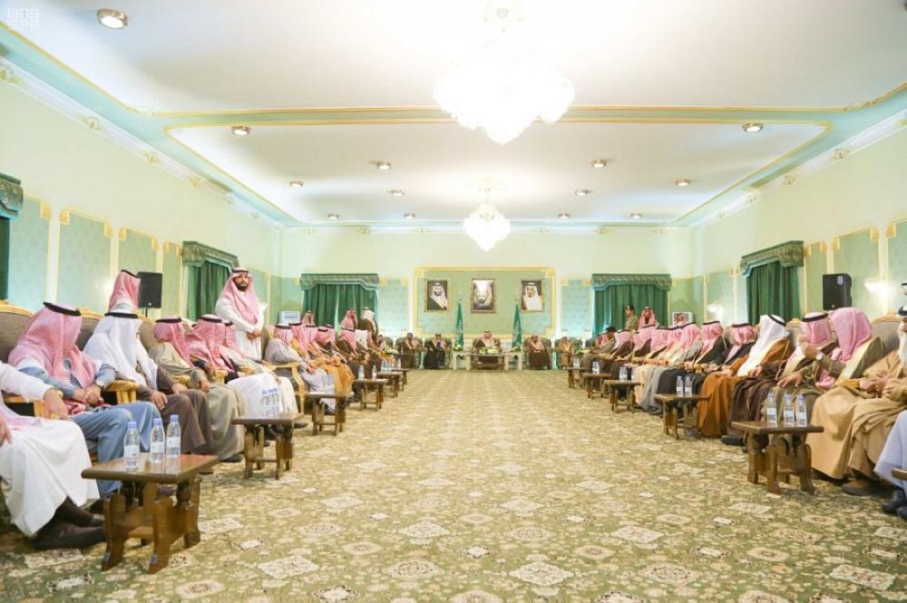 أمير الحدود الشمالية يستقبل المواطنين في جلسته المسائية