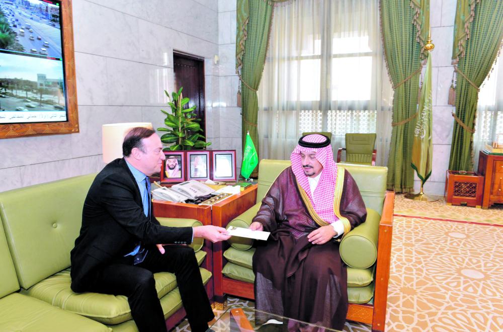 أمير الرياض يناقش الموضوعات المشتركة مع السفير اللبناني