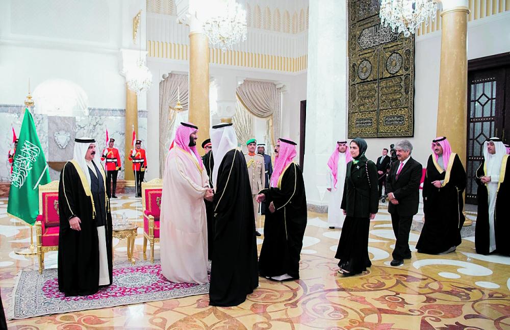 سياسيون: زيارة ولي العهد لدول عربية لتوحيد المواقف