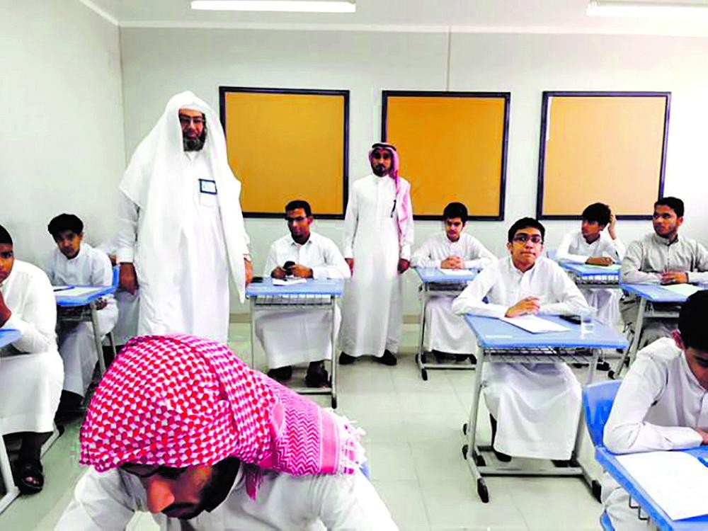 مدير تعليم الأحساء يتفقد سير الاختبارات