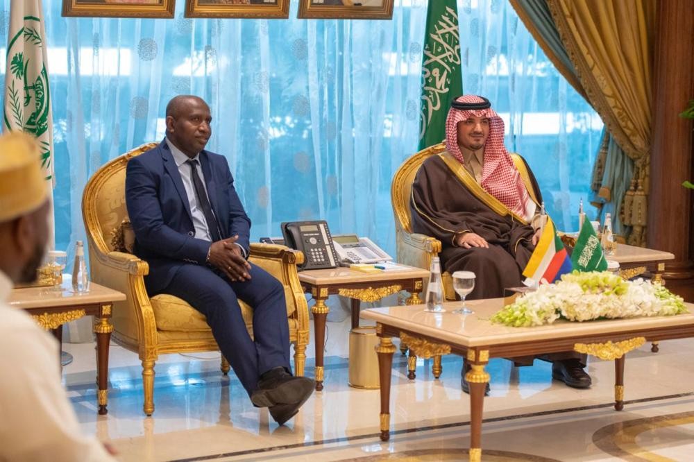 وزير الداخلية يستقبل نظيره بجمهورية القمر   