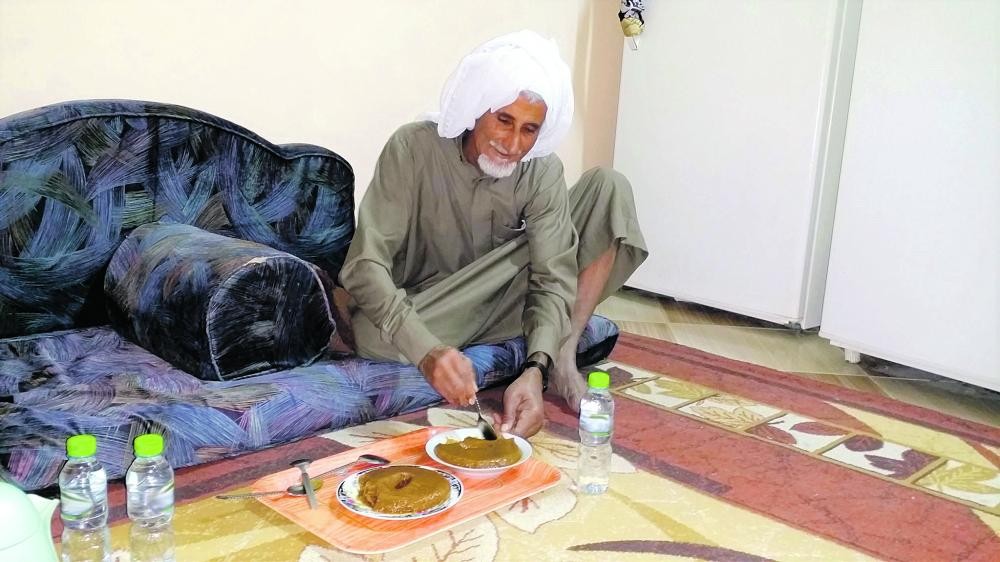 الأحسائيون يواجهون برد الشتاء بتناول العصيدة
