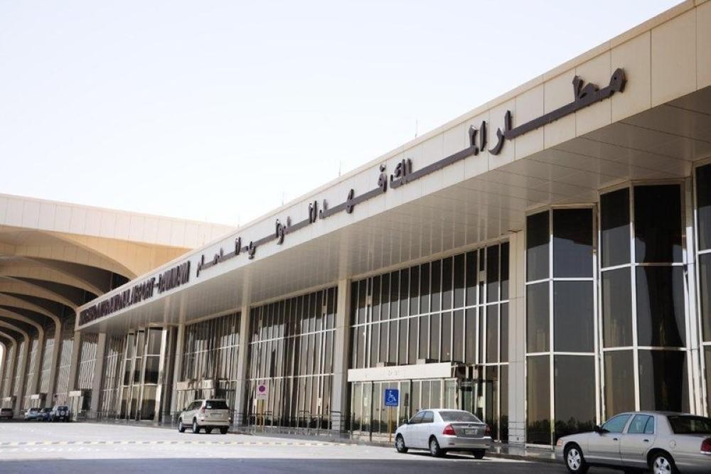 مطار الملك فهد يعتذر للمسافرين عن انقطاع المياه