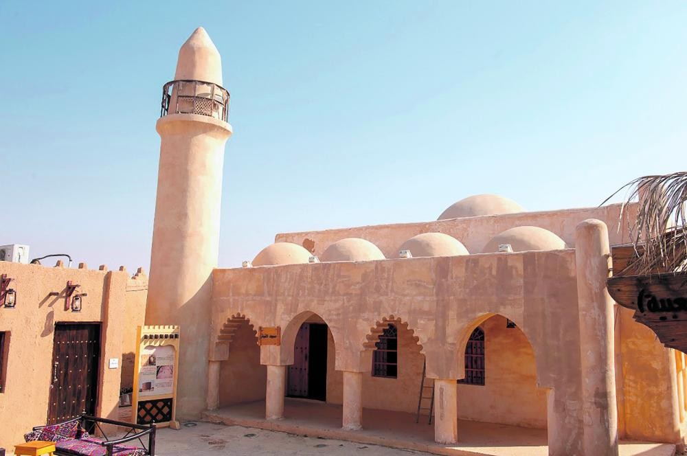 مسجد القبة الأثري يجذب زوار الجنادرية إلى بيت الخير