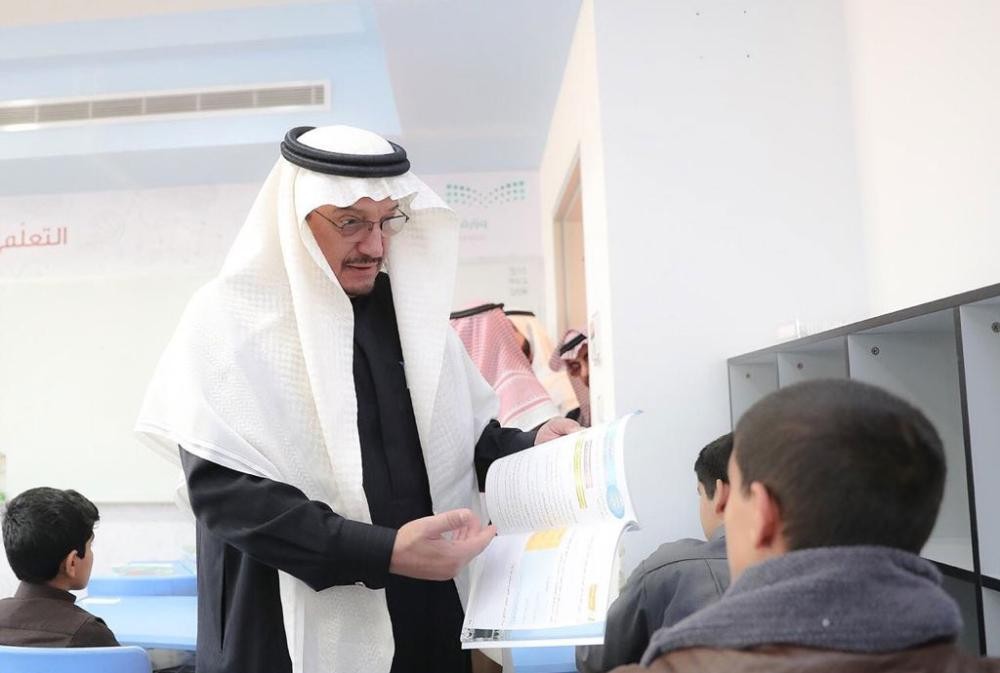 في أول يوم دراسي .. وزير التعليم يتفقد مدرستين بالرياض