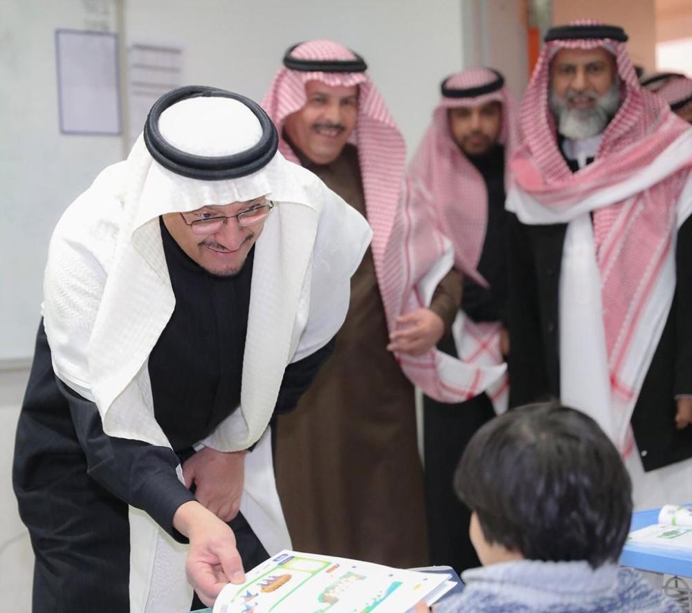 في أول يوم دراسي .. وزير التعليم يتفقد مدرستين بالرياض
