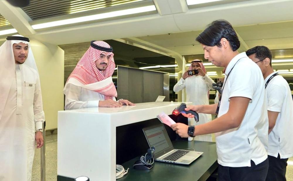 نائب أمير مكة يستقل قطار الحرمين في أول يوم عمل