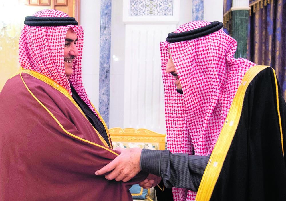 الملك يبحث مستجدات المنطقة مع وزير خارجية البحرين