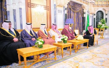 الملك يبحث مستجدات المنطقة مع وزير خارجية البحرين