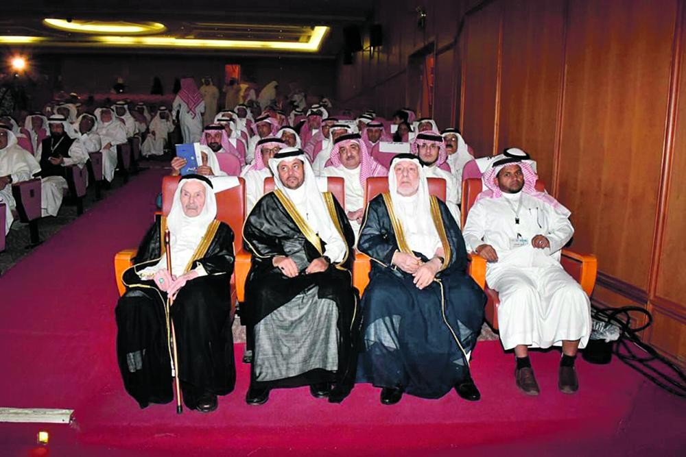 مثقفون: تكريم الأديب أبومدين تقديرا لمسيرة حافلة بالإنجازات