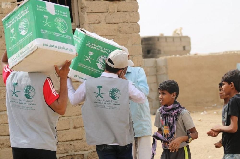 مركز الملك سلمان يوزع 30 طنًا سلال غذائية بحجة