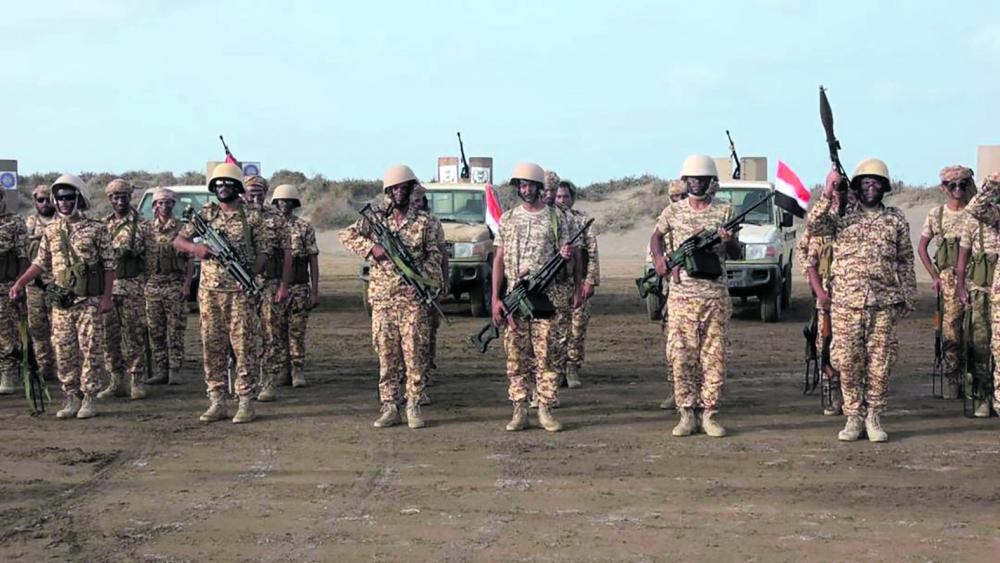 التحالف يسهل خروج ألفي جندي وضابط إلى مناطق الشرعية