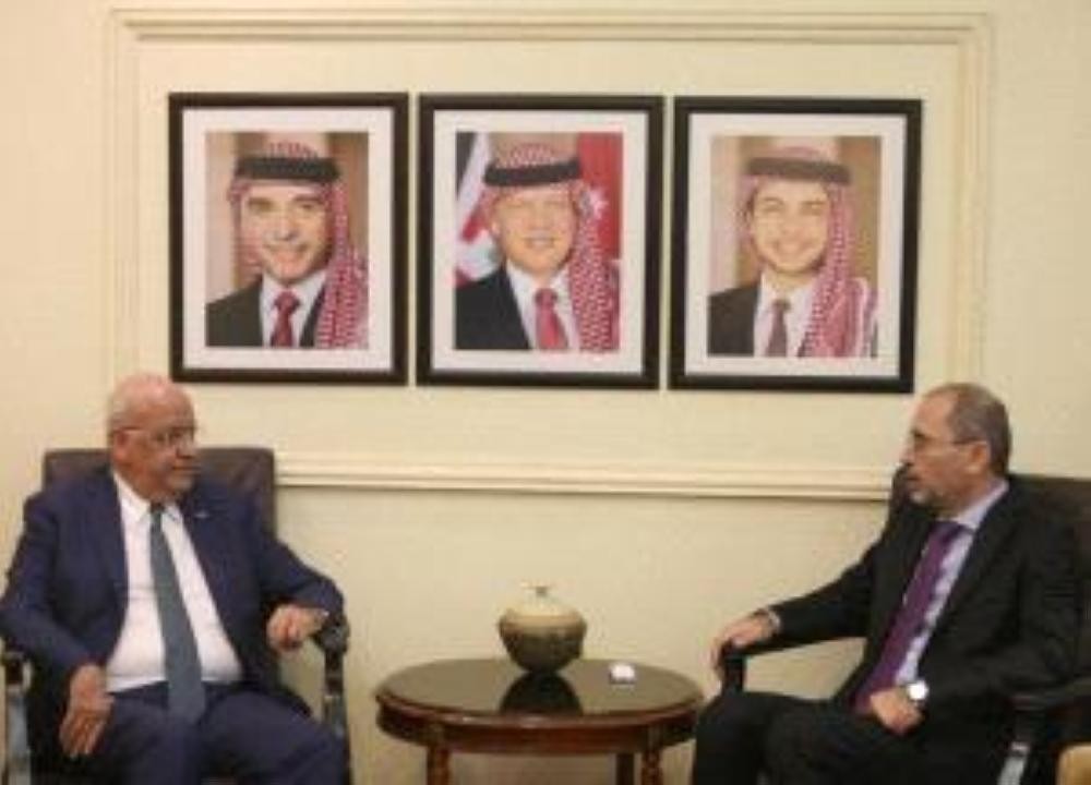 «الصفدي» و«عريقات» يبحثان التطورات الفلسطينية