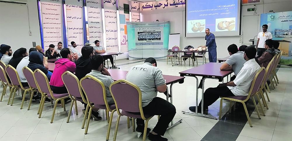 تقنية القطيف تُدرب متدربيها على الإسعافات الأولية