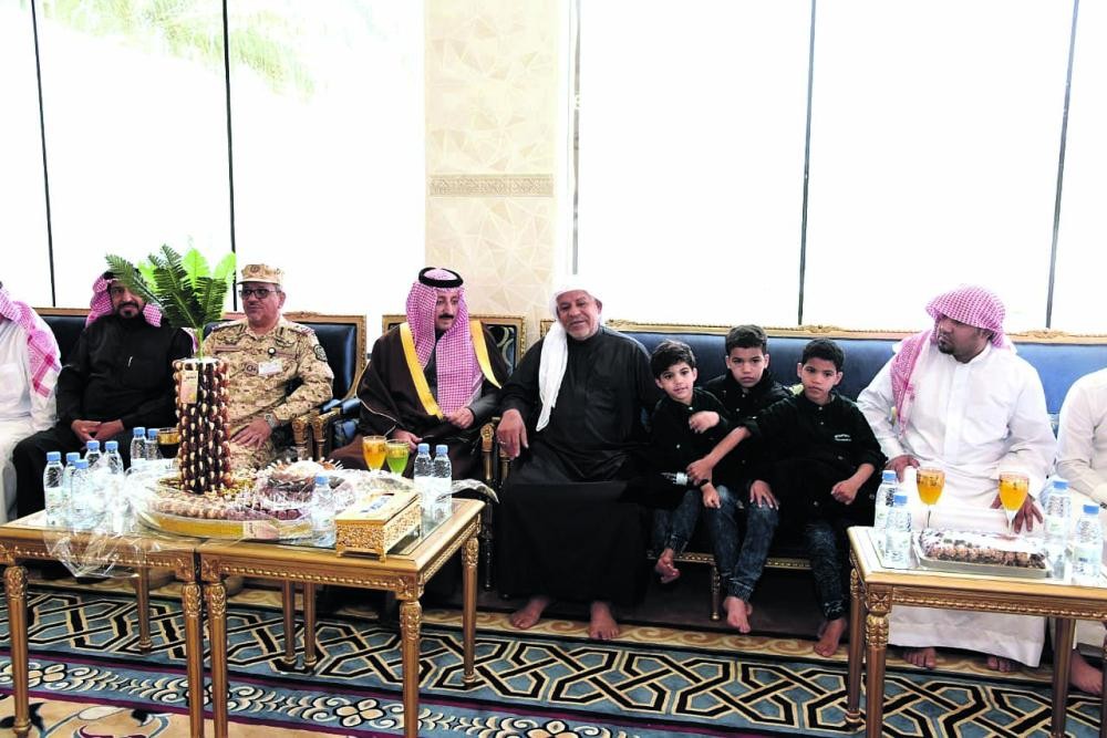 محافظ الأحساء يقدم واجب العزاء لأسر شهداء الوطن