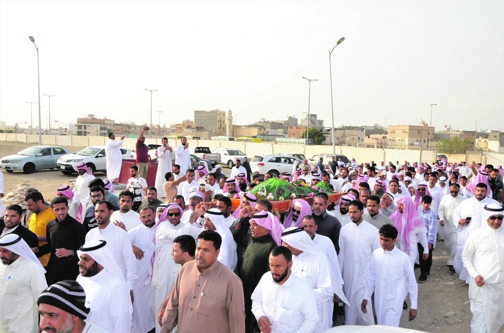 محافظ الأحساء يقدم واجب العزاء لأسر شهداء الوطن