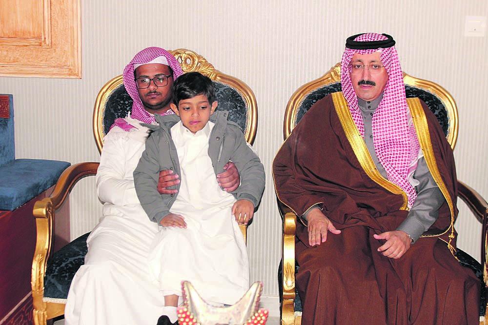 محافظ الأحساء يقدم واجب العزاء لأسر شهداء الوطن