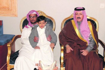 محافظ الأحساء يقدم واجب العزاء لأسر شهداء الوطن