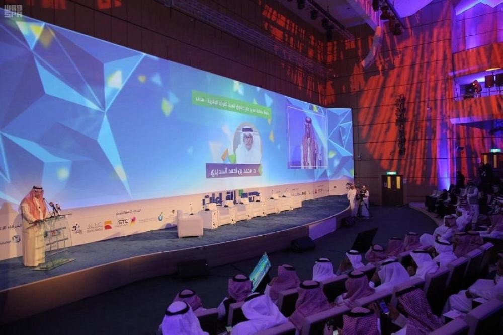 «لقاءات الرياض» يجذب الباحثين عن عمل