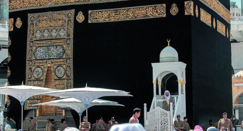 إماما الحرمين يشددان على الإخلاص وتعظيم يوم الجمعة