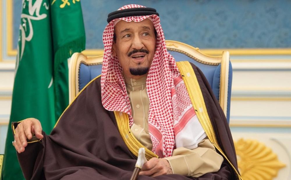 خادم الحرمين يستقبل الأمراء والمفتي وجمعاً من المواطنين