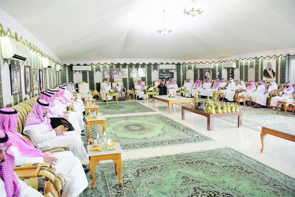 نائب أمير الشرقية يشرف حفل غداء الشيخ فيصل الشهيل