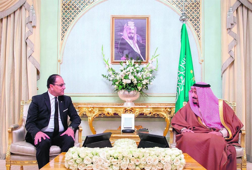 الملك يتسلم الدكتوراة الفخرية من جامعة القيروان