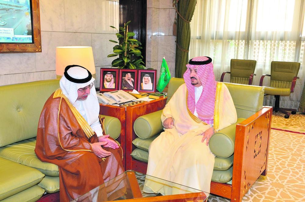 أمير الرياض يبحث الخطط المستقبلية لجامعة الإمام