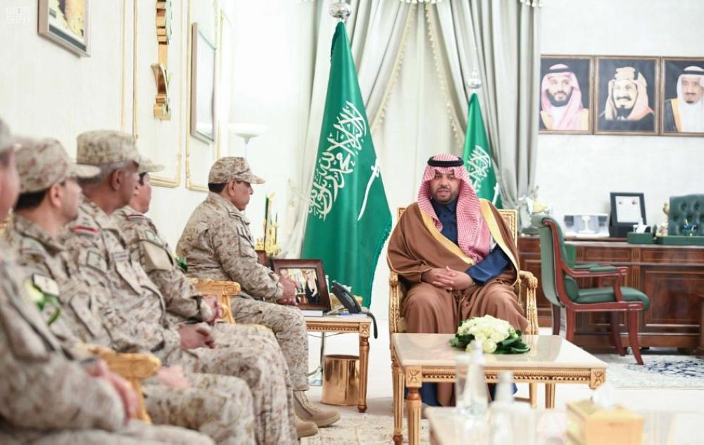 أمير الحدود الشمالية يشيد بالتطورات التي تشهدها القوات المسلحة
