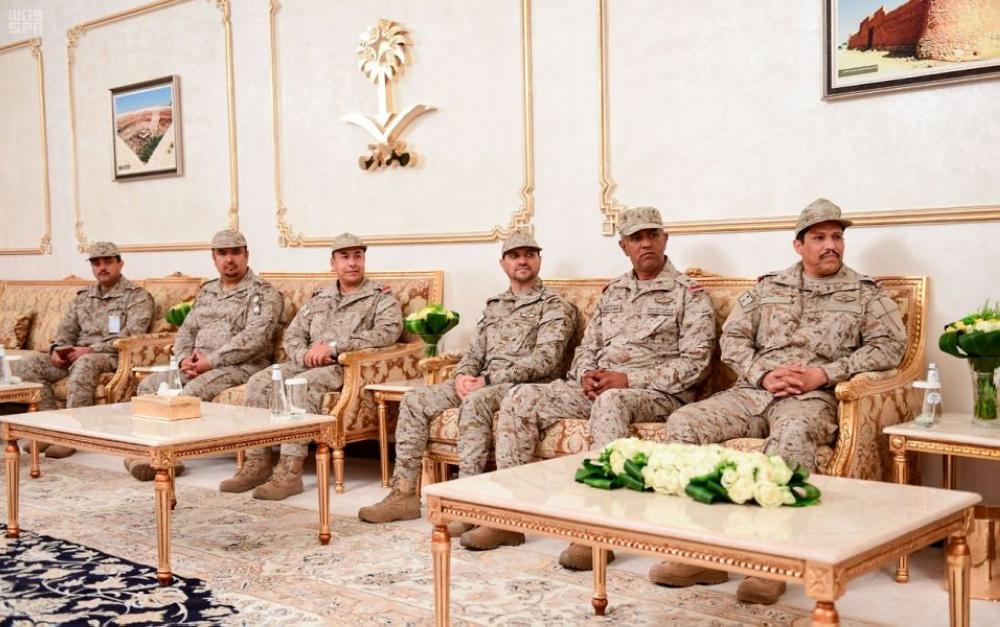 أمير الحدود الشمالية يشيد بالتطورات التي تشهدها القوات المسلحة
