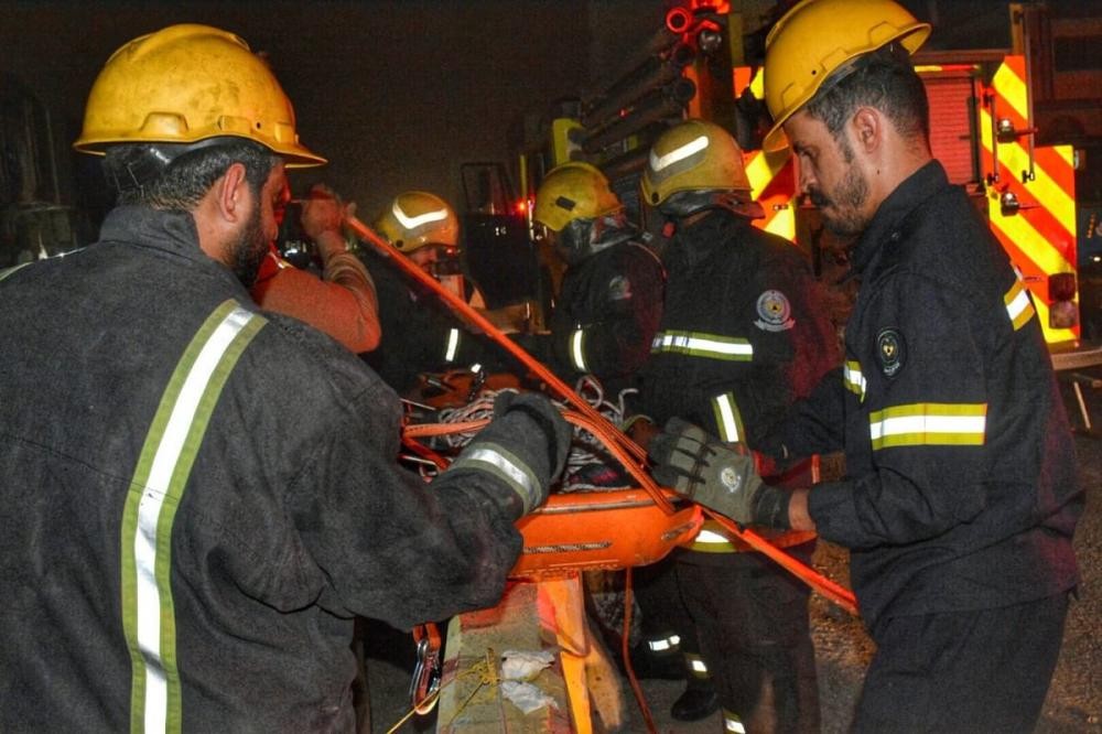 مدني جدة ينقذ شخصاً سقط في حفره بعمق ٦م