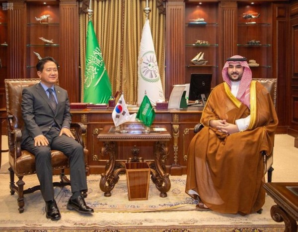 نائب وزير الدفاع يبحث التعاون المشترك مع نظيره الكوري