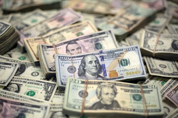 الدولار ينتعش بعد خسائر والأنظار على بنك إنجلترا