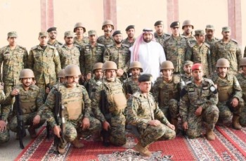 ناقلاً تحيات القيادة .. نائب أمير جازان يتفقد قوة الأفواج بالعارضة