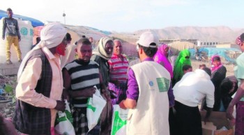 مركز الملك سلمان يوزع 6212 وجبة جاهزة في 5 محافظات يمنية
