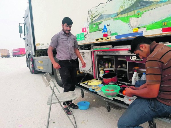 إفطار جماعي لسائقي الشاحنات على جانب الطريق