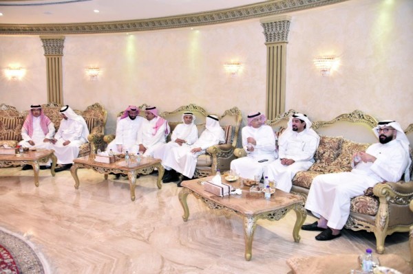«مجلس بالحمر» يجمع الأصدقاء في شهر الخير