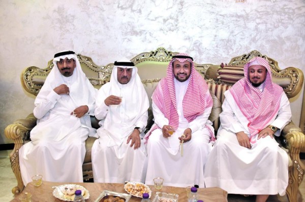 «مجلس بالحمر» يجمع الأصدقاء في شهر الخير
