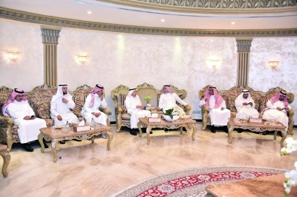 «مجلس بالحمر» يجمع الأصدقاء في شهر الخير