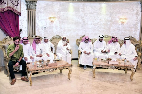 «مجلس بالحمر» يجمع الأصدقاء في شهر الخير