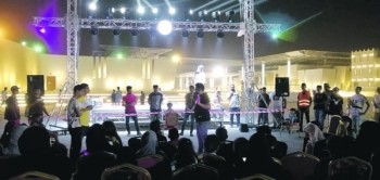 «القرقيعان» تجذب أطفال «ليالي رمضان» في وسط العوامية