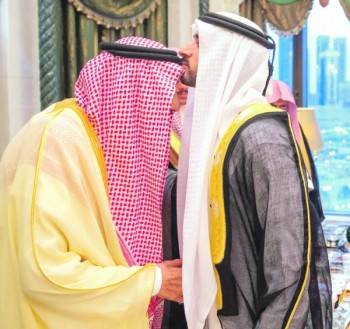الملك يستقبل ولي عهد دبي ورئيس «الأمة الكويتي» والعلماء ورئيس شؤون الحرمين ووزير الحج